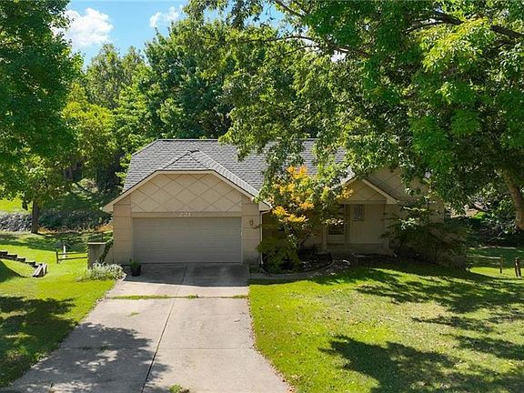 2nd image of 221 NW Aspen Ct
