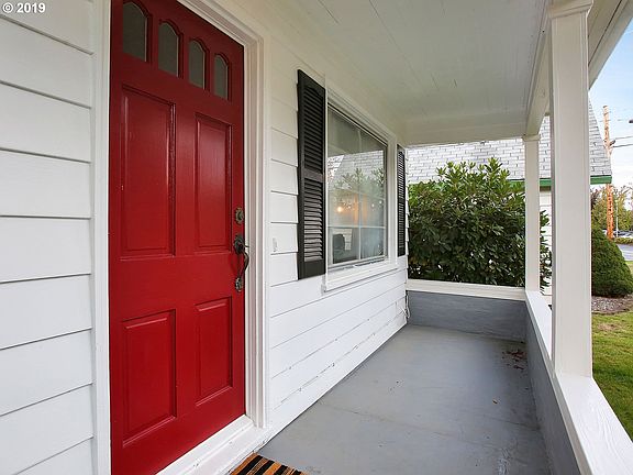 4th image of 265 NW Adams Ave