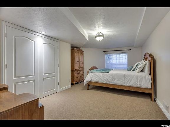 5th image of 837 E Clifford Dr