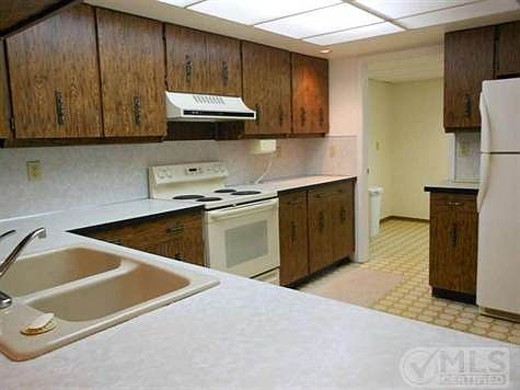 Kitchen - lots of countertop space and cupboards - plus a snack bar too