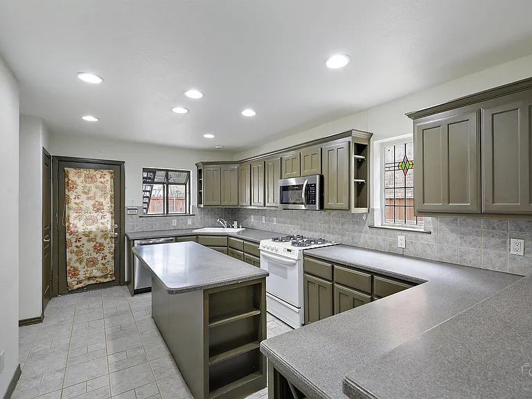 2824 Dyer St — Photo 7