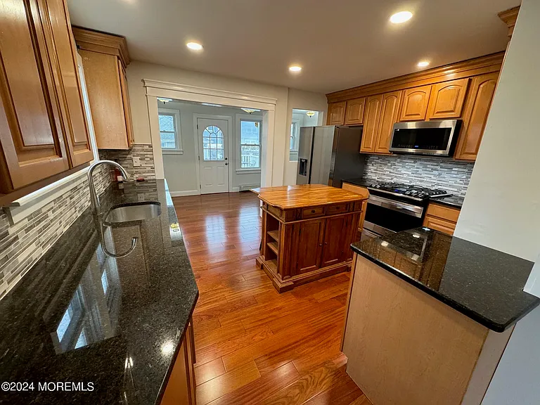 503 Forman Ave — Photo 6