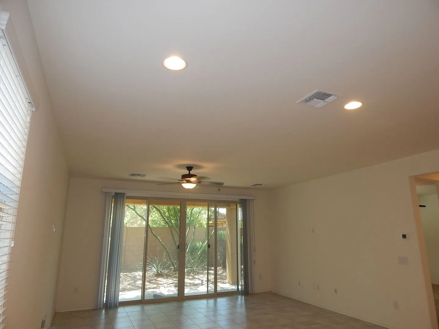 Great 2 Bedroom - 2 Bath Home - Open Floorplan-Near Kolb & I-10 — Photo 3