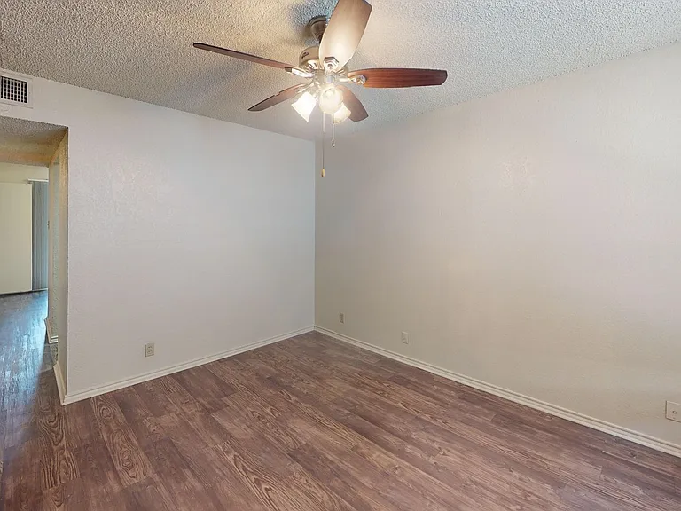 1109 S Avenue B — Photo 12