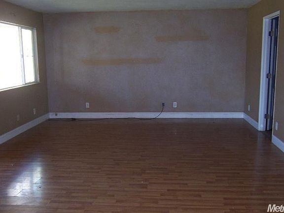 2nd image of 1040 S Windsor Ave