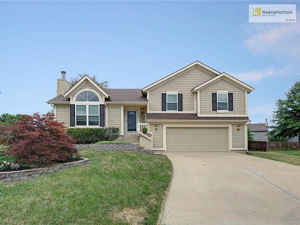 Don't miss this side-to-side split setting on a huge cul-de-sac fenced yard.