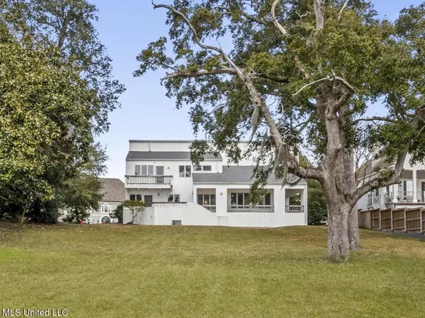 11 Bayou Pl, Gulfport, MS 39503