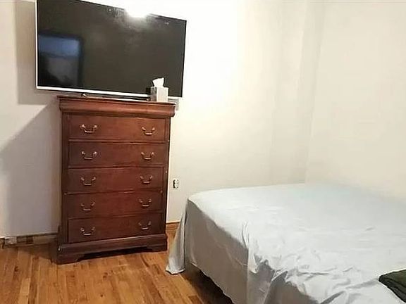 4th image of 124 32nd St #1F