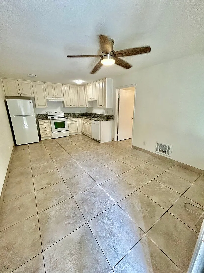 1 Bed Apt in Senior community in Clairemont. Must be 55+ and older to rent — Photo 3