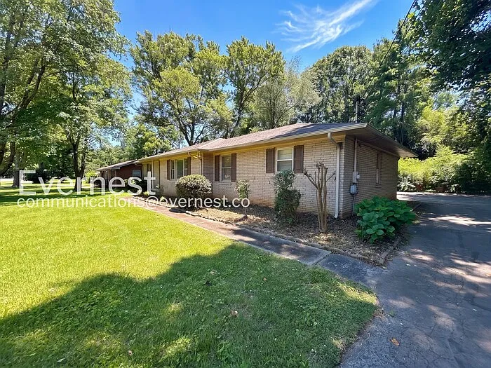 711 Elliott Dr — Photo 2