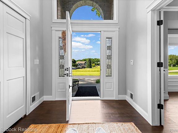 3rd image of 6827 Strawberry Ln