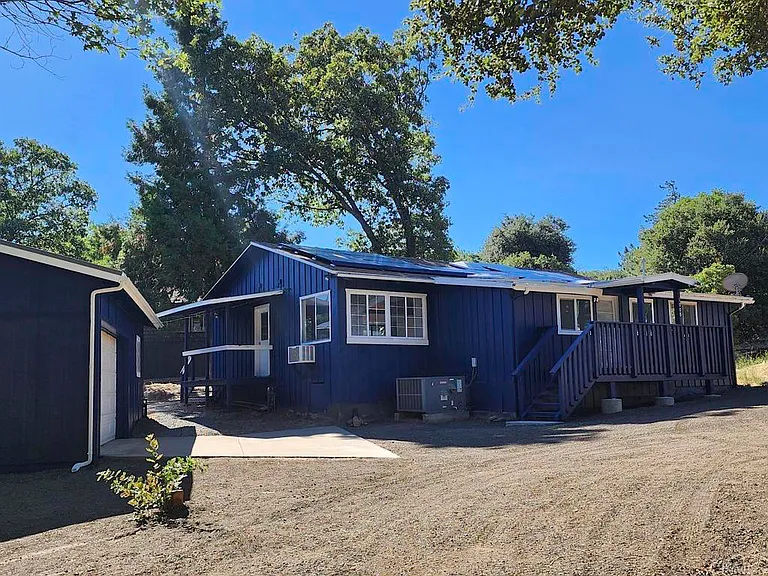 1008 Manzanita Dr — Photo 2