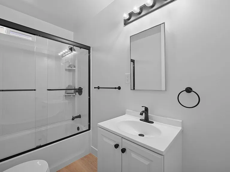 2426 N Buena Vista St #CC — Photo 8
