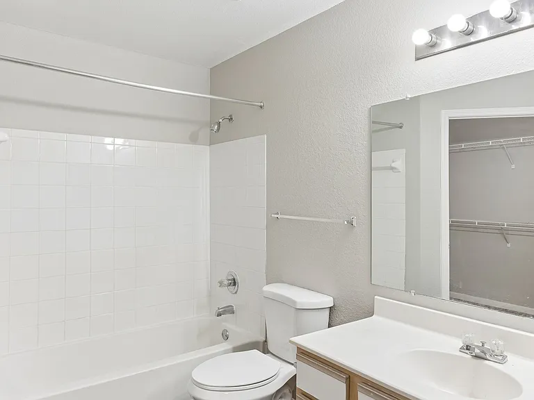Willow Creek Apartments — Photo 13