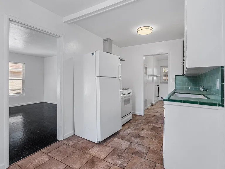 1225 N Lincoln St — Photo 13