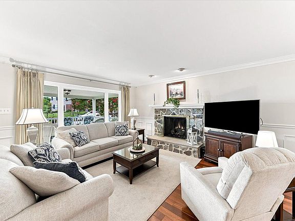 5th image of 320 Columbia Pl