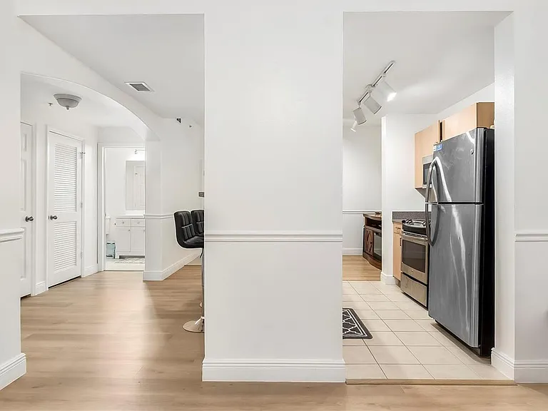 533 NE 3rd Ave — Photo 9