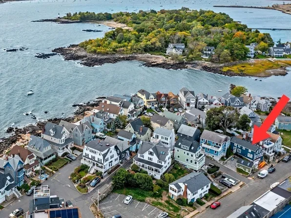 8 Cheval Ave, Salem, MA 01970