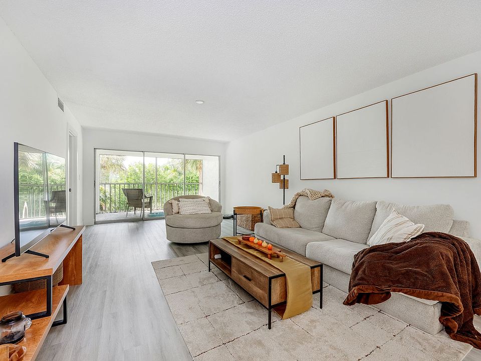 1st image of 118 Palm Dr APT 18