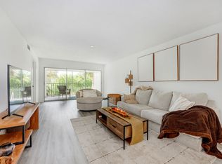 118 Palm Dr APT 18, Naples, FL 34112