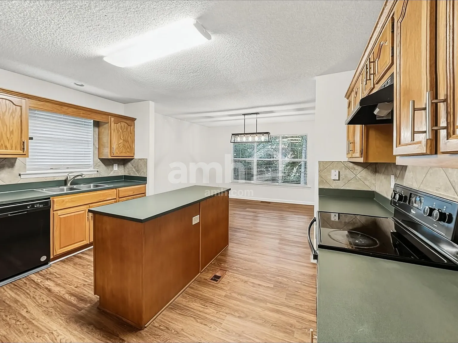 4 bed, 2.0 bath, 1723 sqft, $2,315 — Photo 4