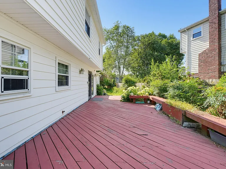 16818 Briardale Rd — Photo 40