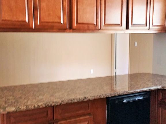 Kitchen w/ granite counters