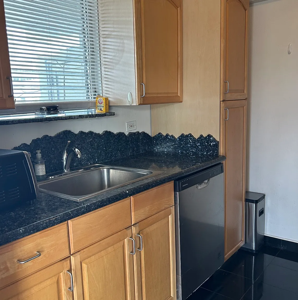 2 bed, 1.5 bath, 719 sqft, $2,500 — Photo 2
