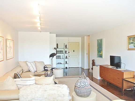 2nd image of 27110 Grand Central Pkwy APT 4H