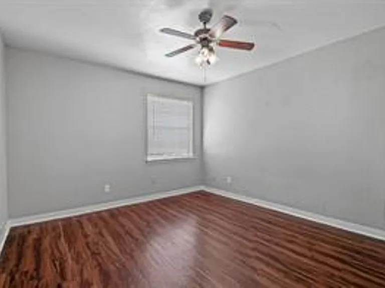 Ennis Place Apartments: Leasing Specials! Great location & Upgrades! — Photo 23