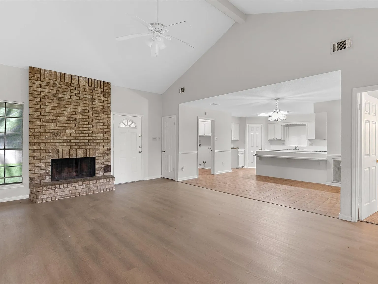 3 bed, 2.0 bath, 1379 sqft, $1,600 — Photo 4