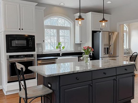 5th image of 22884 Thornbury Dr