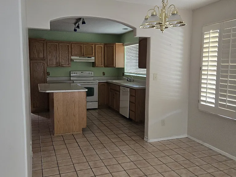 3614 W Charleston Ave — Photo 2