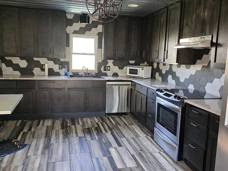 1115 Blountsville St — Photo 3