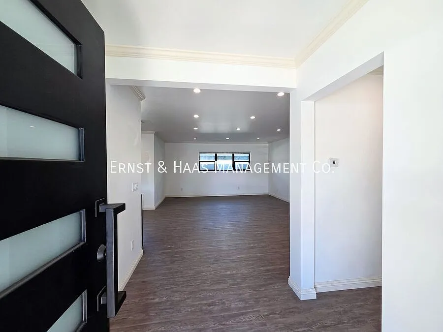 Stunning Fully Remodeled 3-Bedroom Los Altos Home with Two-Car Garage — Photo 3