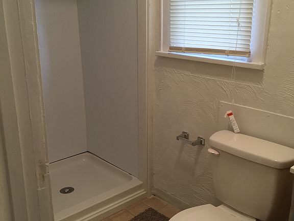4th image of 805 W Brons Ave