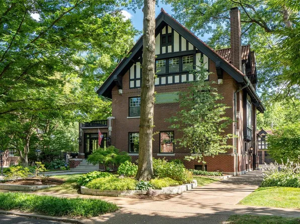 6220 Westminster Pl, Saint Louis, MO 63130