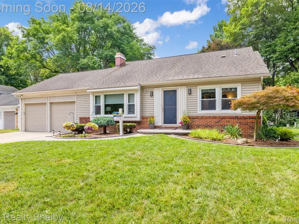 2460 Waltham Dr, Troy, MI 48085