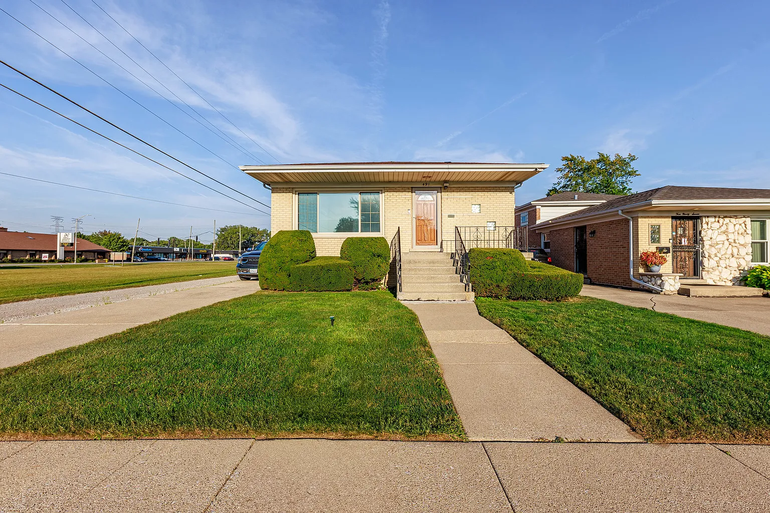 491 Escanaba Ave photo 1