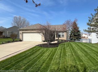 693 Deer Path Trl, Waterford, MI 48327