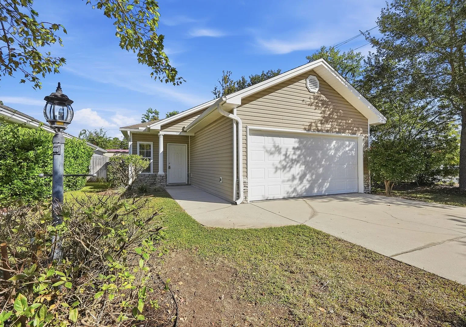 Move-In Ready! Beautiful 3 Bedroom in Niceville! — Photo 2