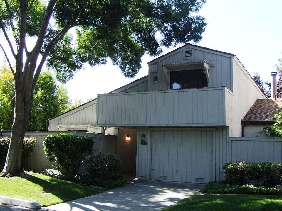 Endcap Condo so extra private. 1 Car garage + 1 Assigned par