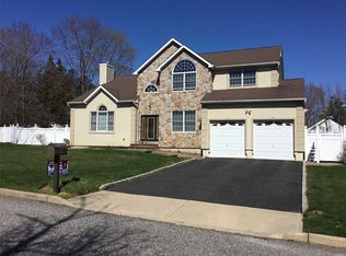 10 Conran Ct, Saint James, NY 11780