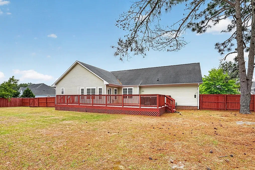 Spacious 3-Bed Single-Family Home with Garage and Central AC — Photo 2
