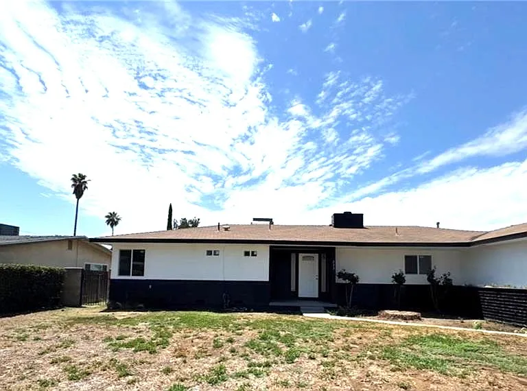 233 E Victoria St — Photo 1