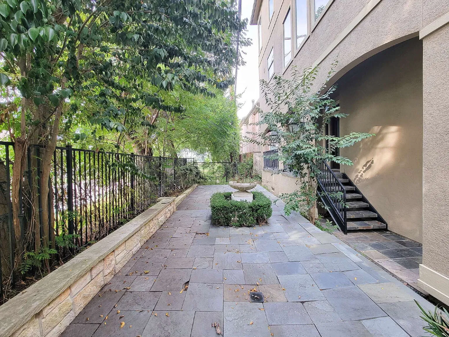 3 bed, 3.5 bath, 2509 sqft, $3,200 — Photo 4