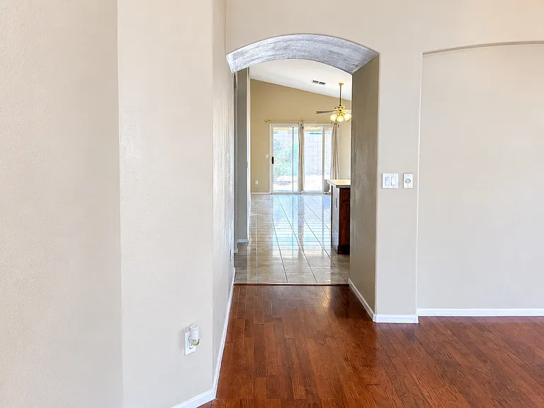 832 W Silver Creek Rd — Photo 5