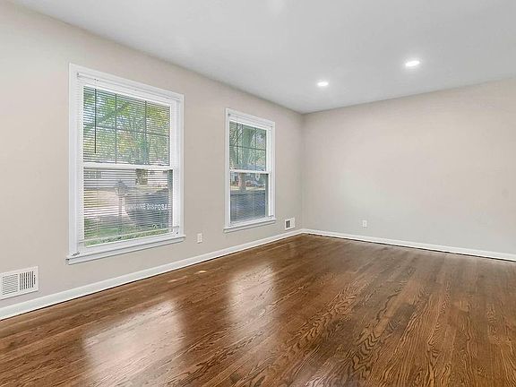 3rd image of 9918 Campbell St