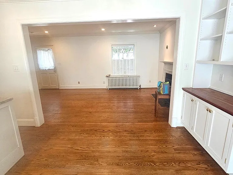 102 E Oak St — Photo 4