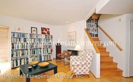 3rd image of 1811 Oak St APT 4